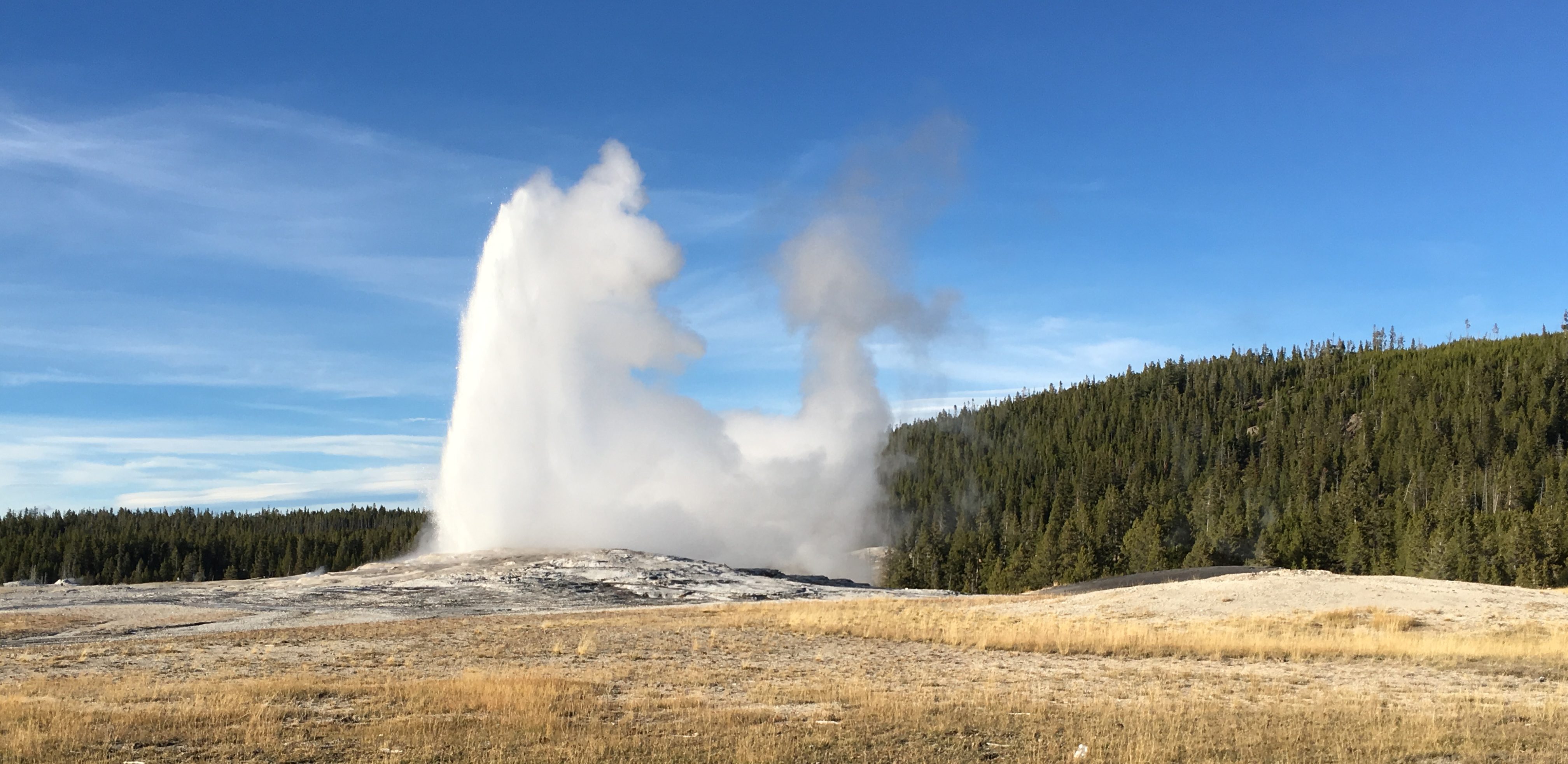 Old Faithful geyser eruption